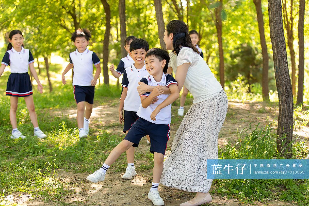 快乐的老师带领小学生春游