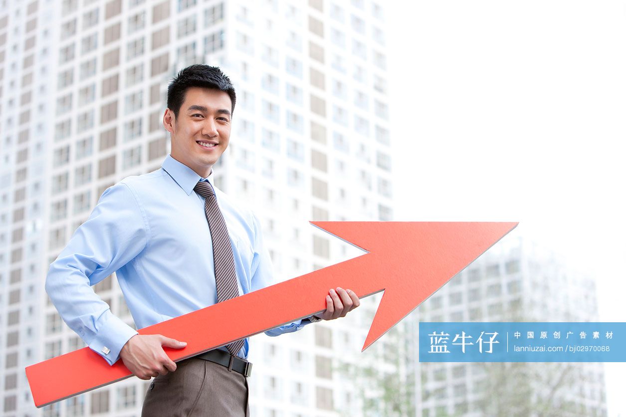 青年商务男士和箭头