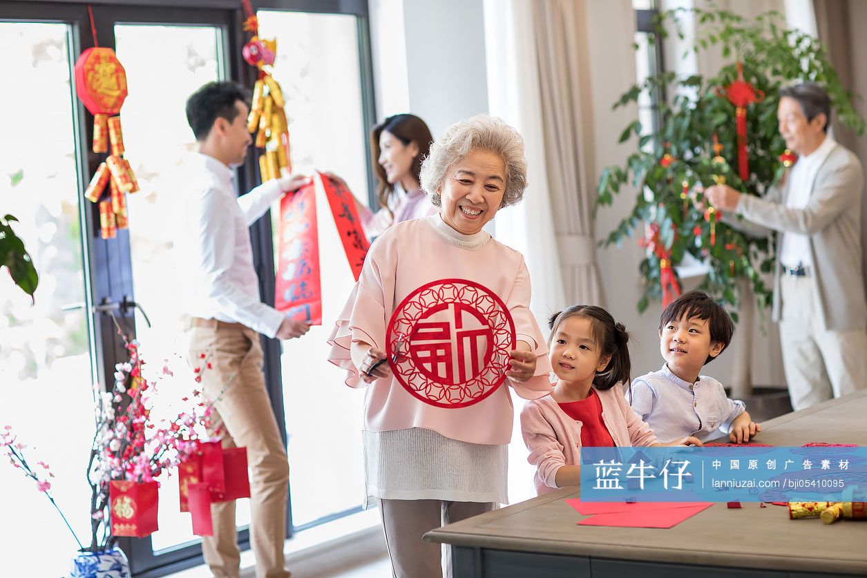 幸福的一家人在家里布置新年装饰物-蓝牛仔影像-中国原创广告影像素材