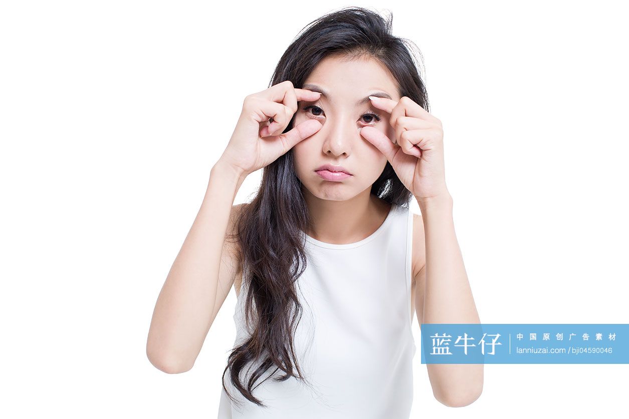 疲倦的男子用手撑开眼睛-蓝牛仔影像-中国原创广告影像素材