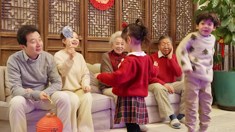 快乐家庭一起看电视