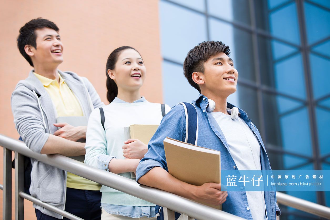 图书馆外的大学生同学