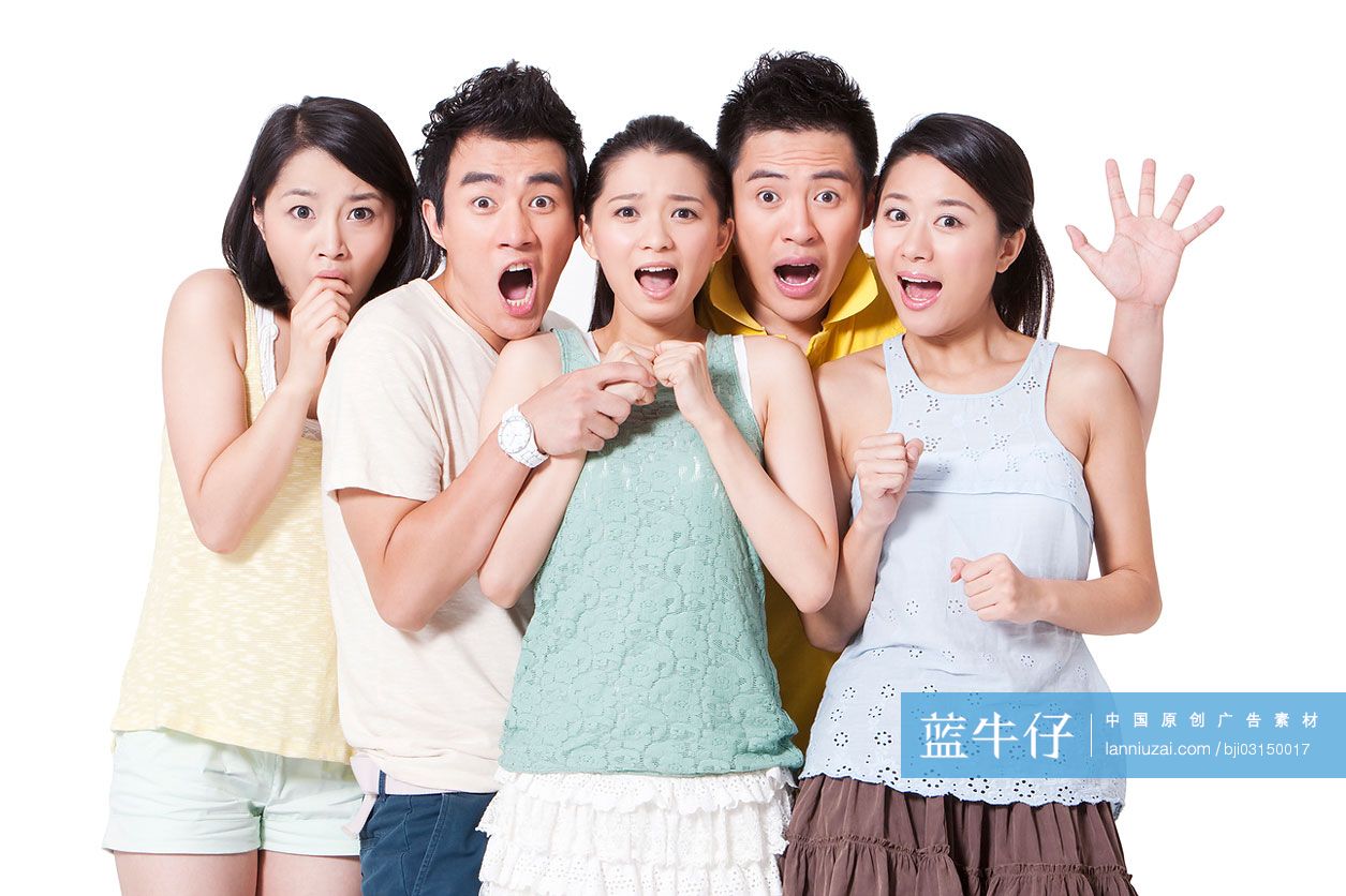 年轻人面露惊恐表情