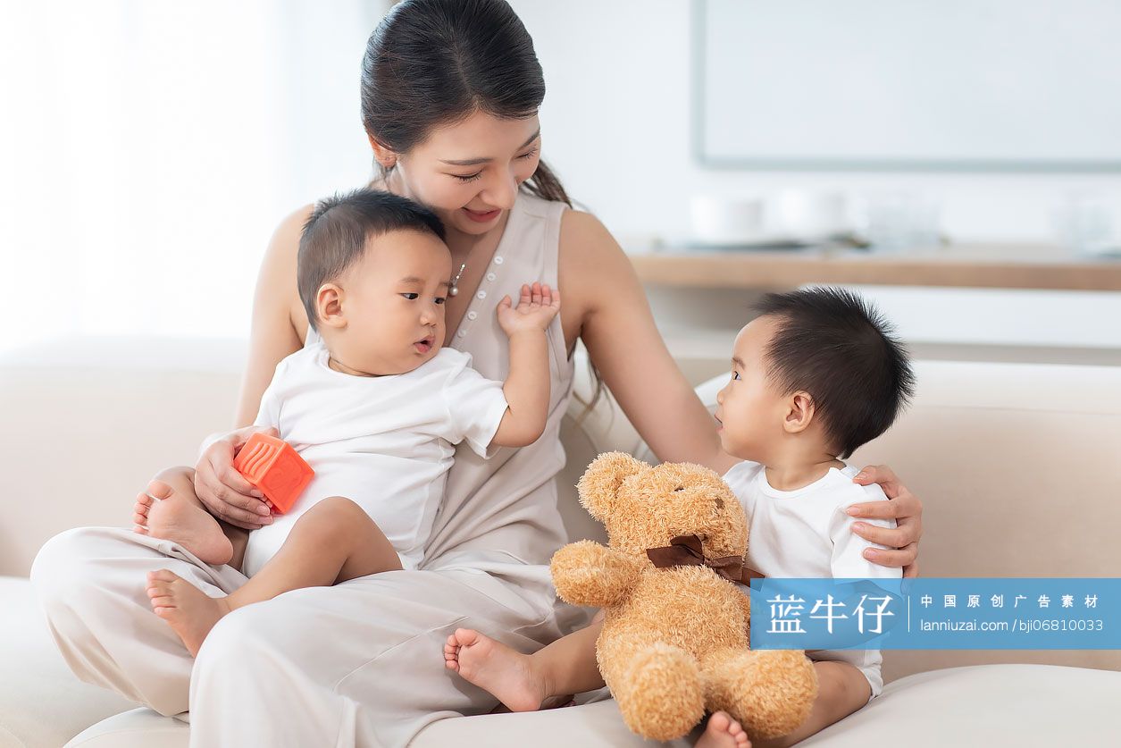 年轻妈妈在家陪龙凤胎宝宝玩耍