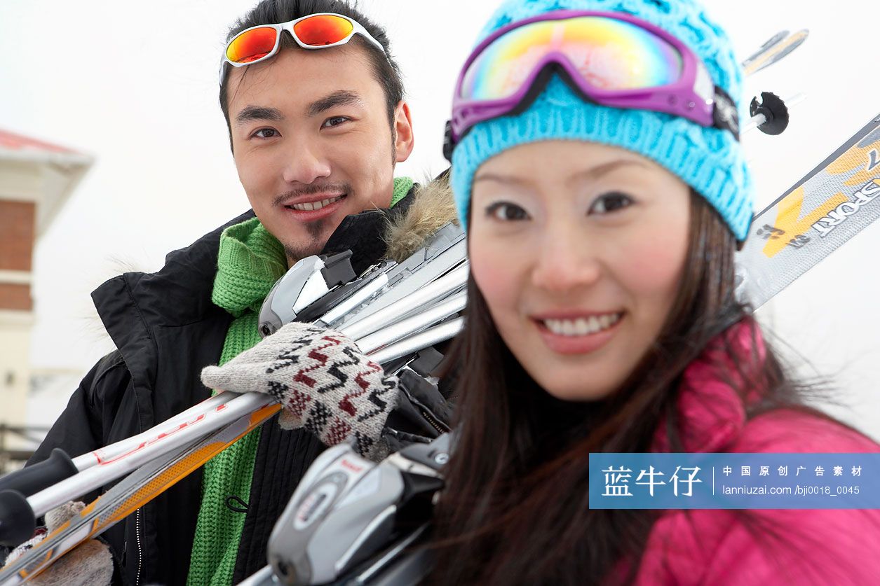 年轻情侣准备滑雪-蓝牛仔影像-中国原创广告影像素材