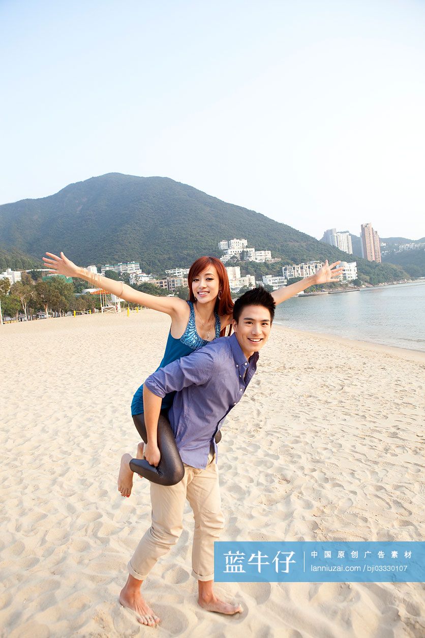 甜蜜情侣在沙滩嬉戏