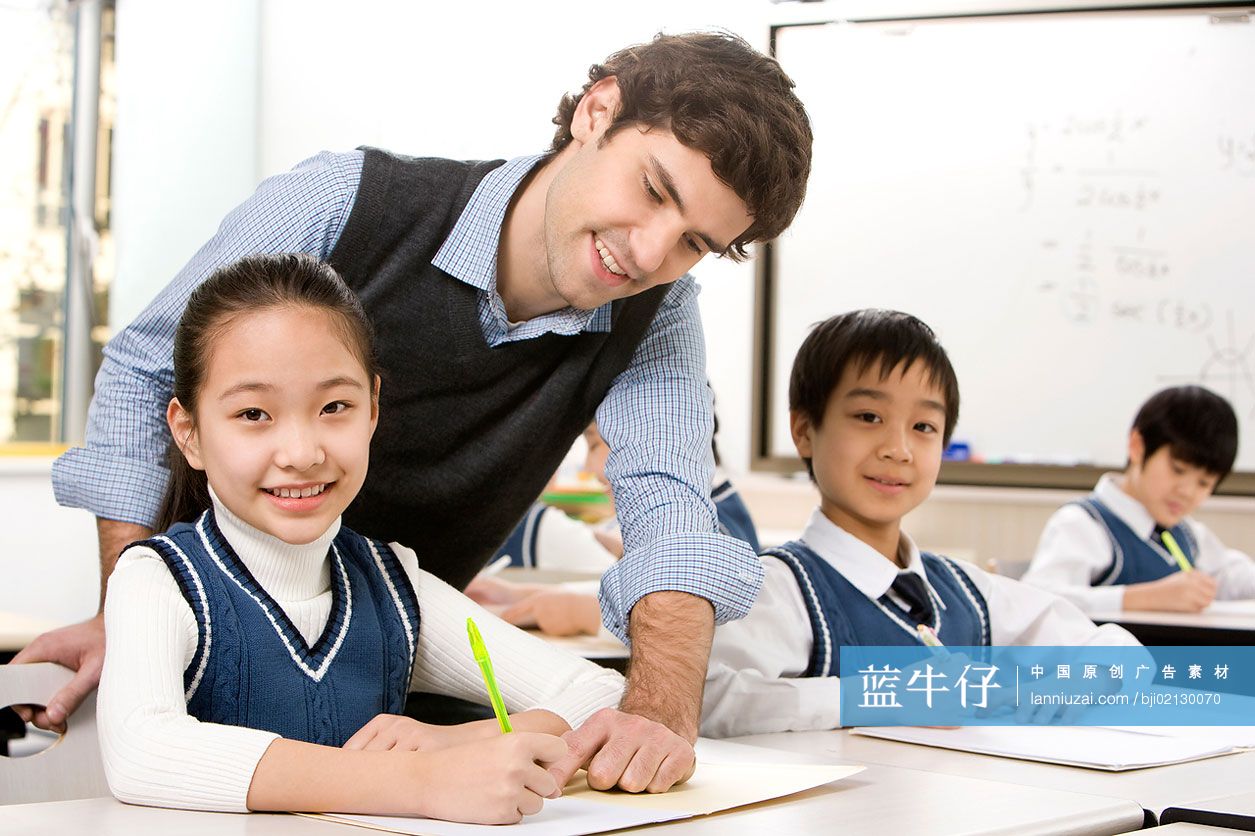 小学生和老师在课堂