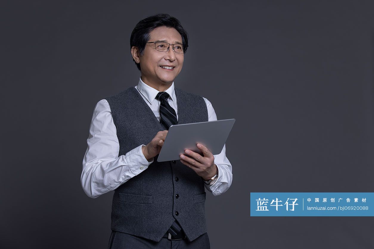 自信的商务男士拿着平板电脑