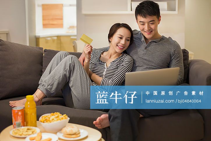 年轻情侣在家网上购物
