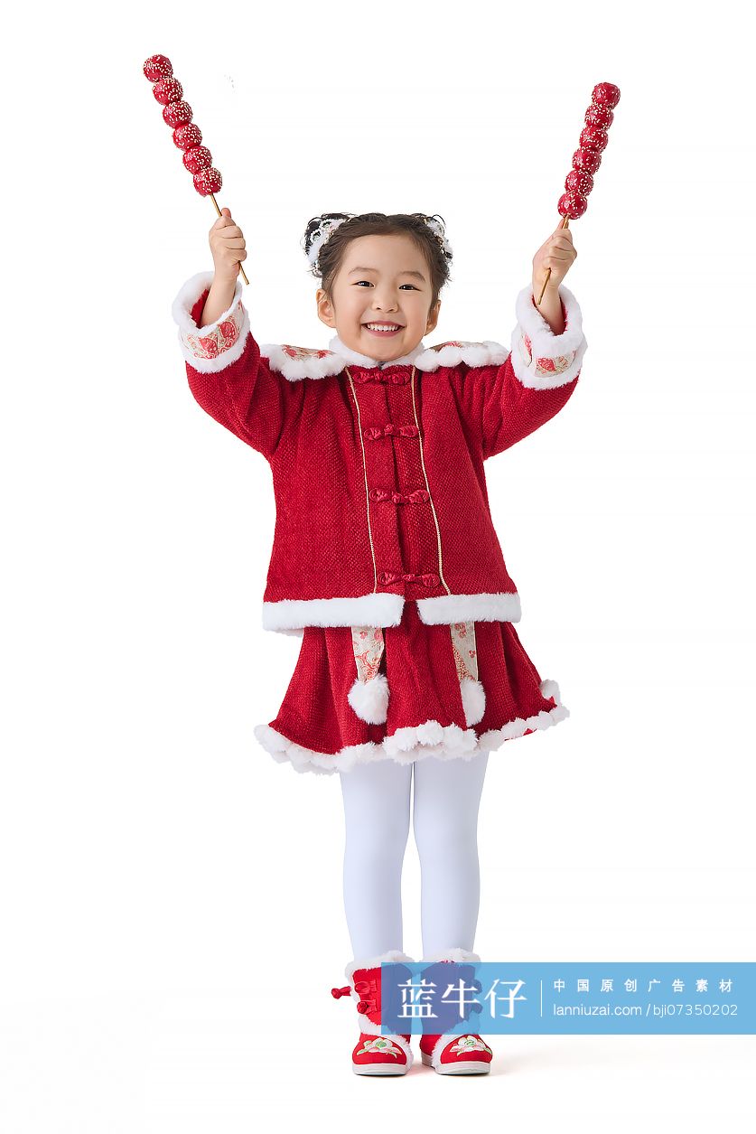 穿着传统服饰的小女孩庆祝新年