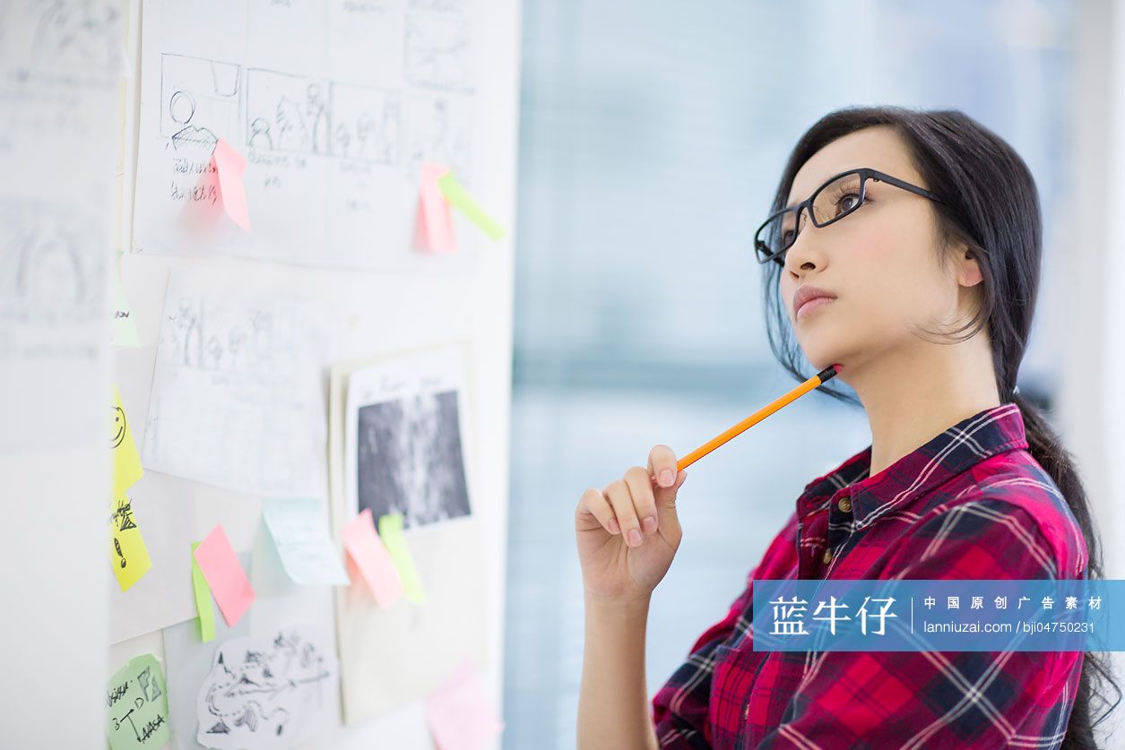 女设计师休闲办公