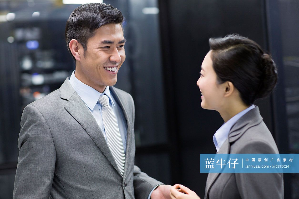 商务人士在机房