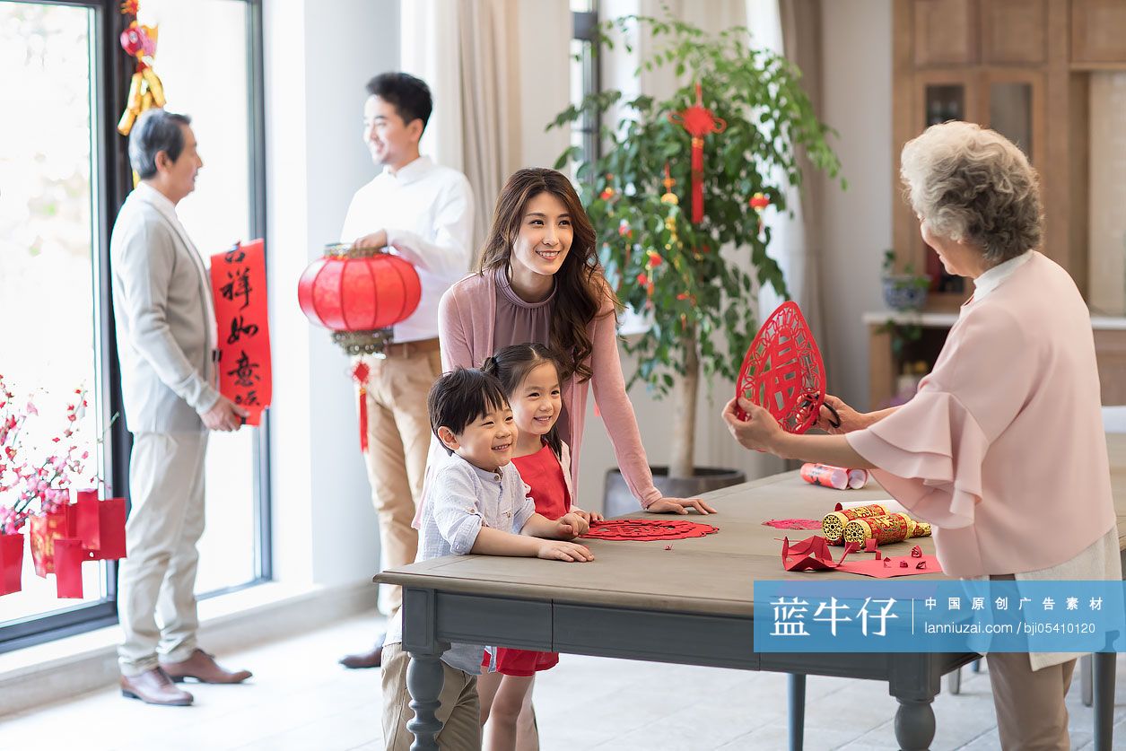 快乐的奶奶教孙子们剪新年窗花