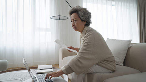 老年女子在家使用笔记本电脑