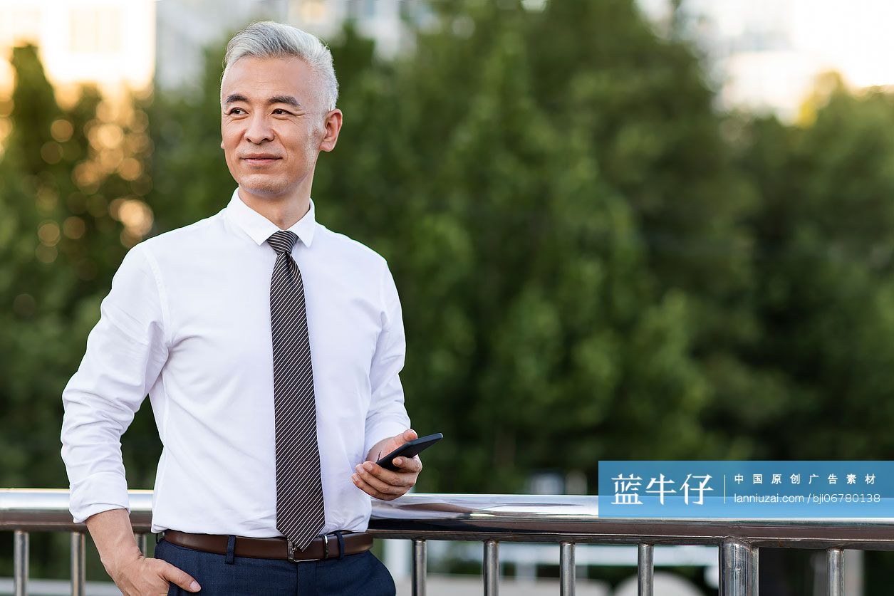 自信的商务人士看向远方