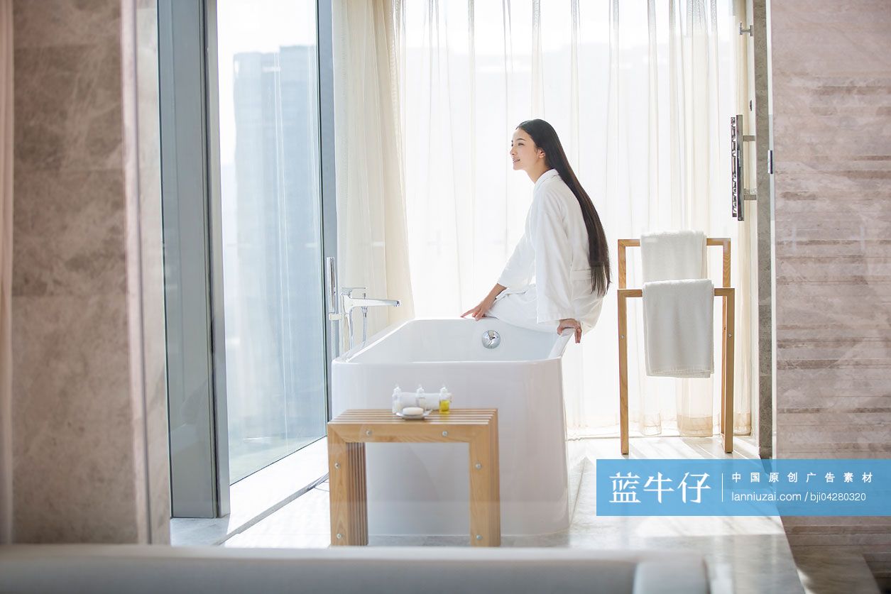 穿着浴袍的年轻女子