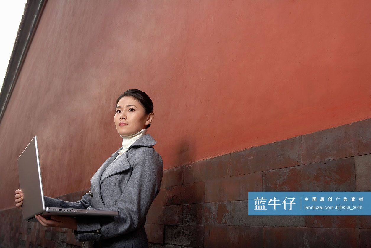 商务女士和笔记本电脑