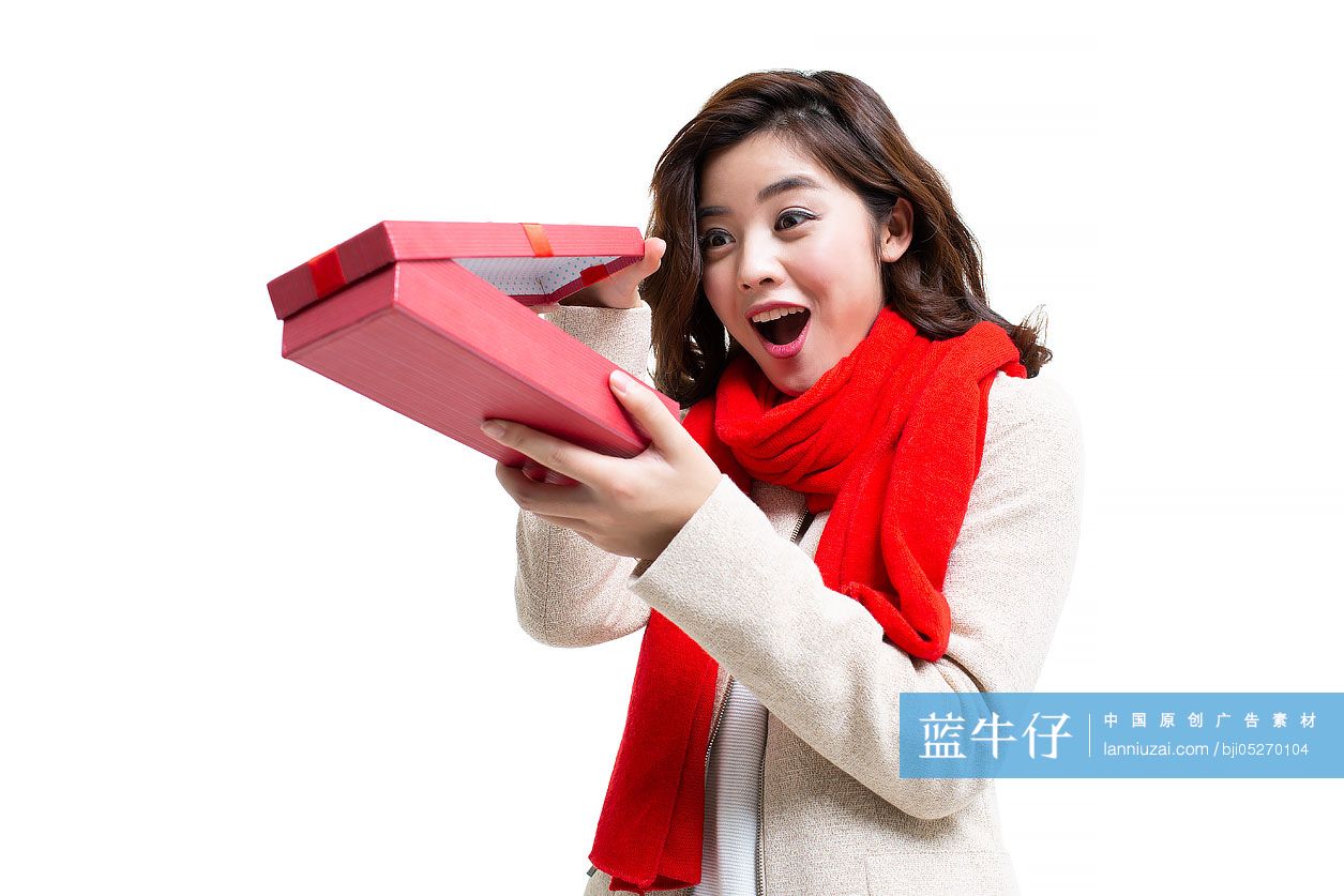快乐的年轻女士拆开礼物