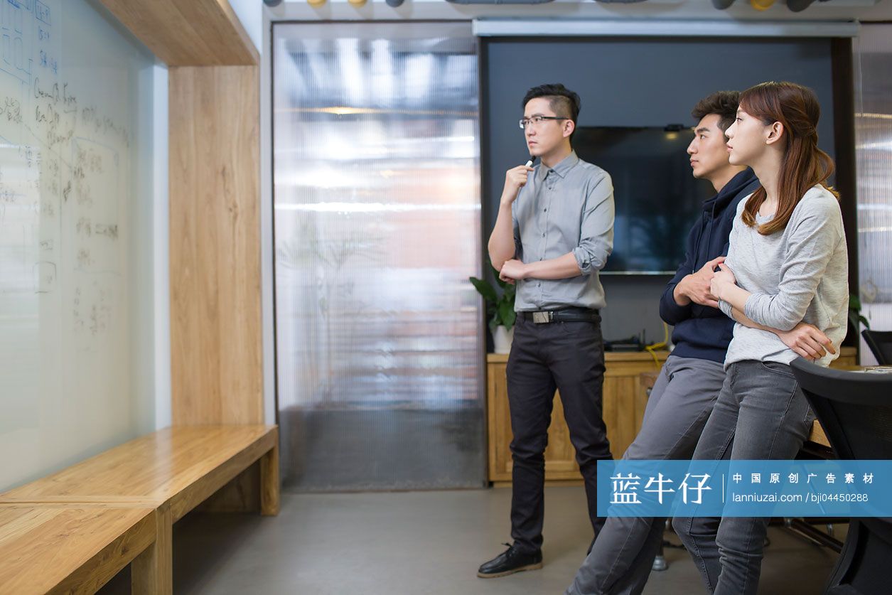 商务人士在会议室研究讨论