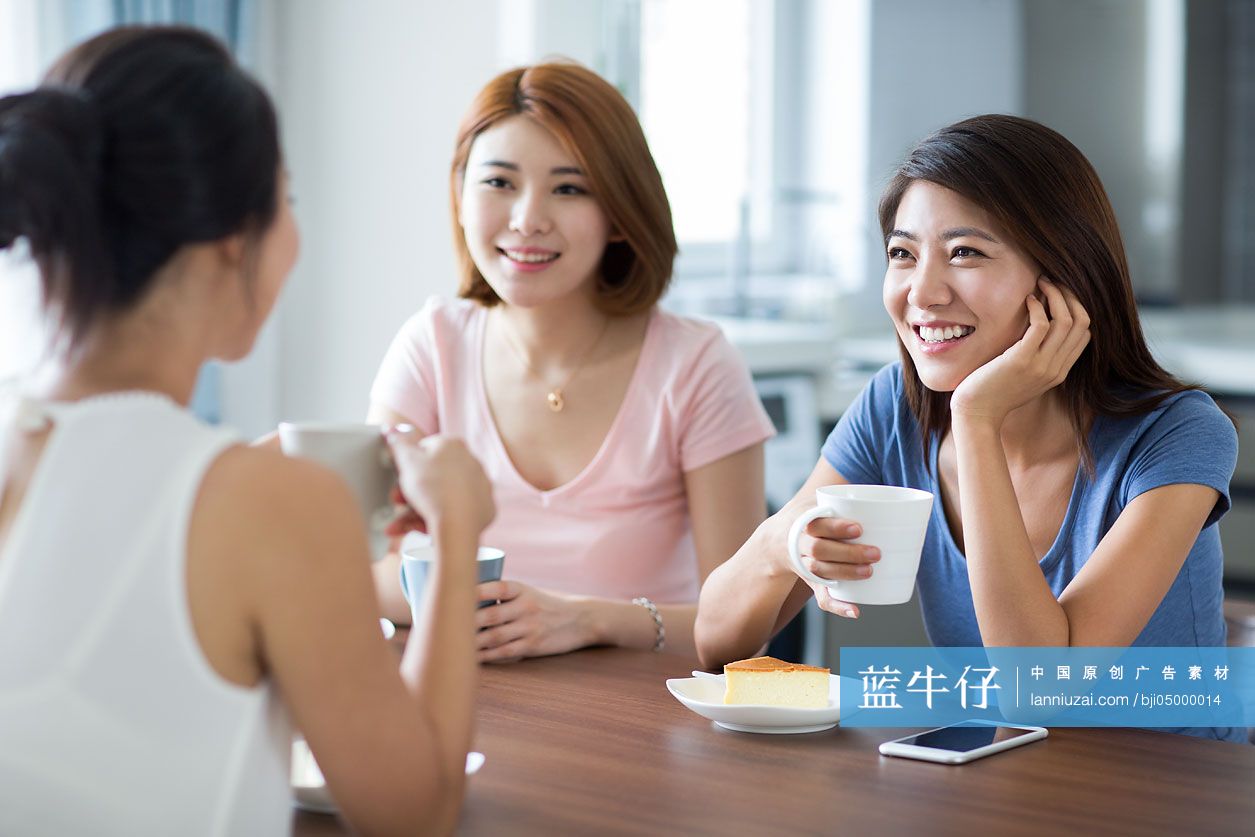 年轻闺蜜在家吃早餐-蓝牛仔影像-中国原创广告影像素材