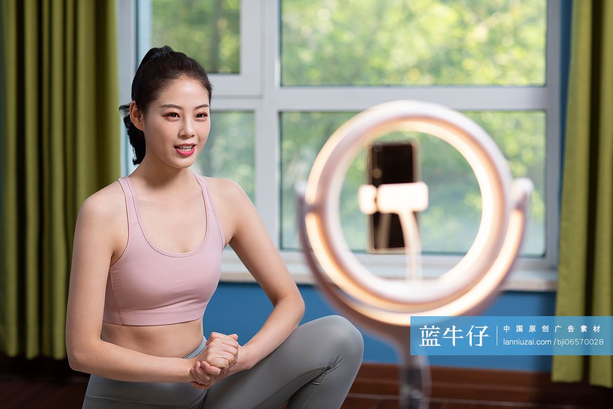 年轻女子在家直播健身运动-蓝牛仔影像-中国原创广告影像素材