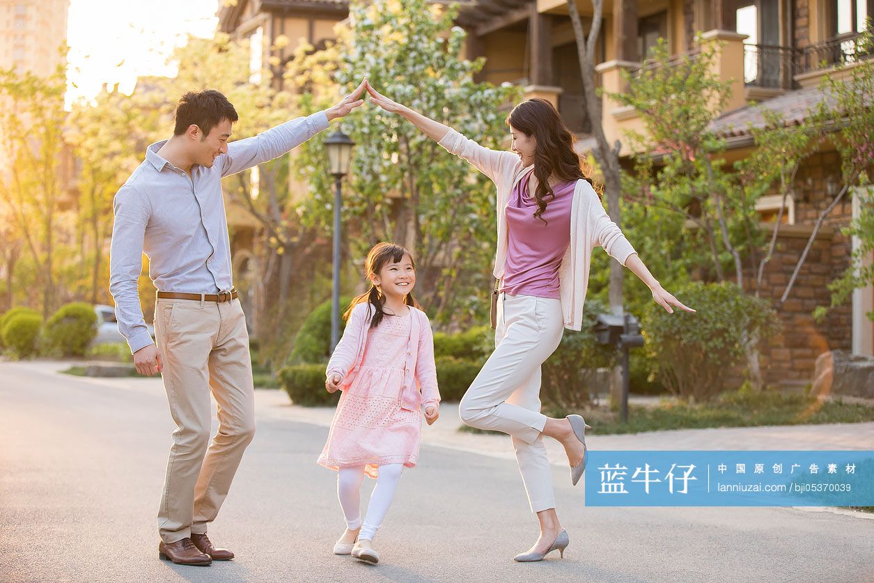 幸福的年轻家庭在别墅小区玩耍