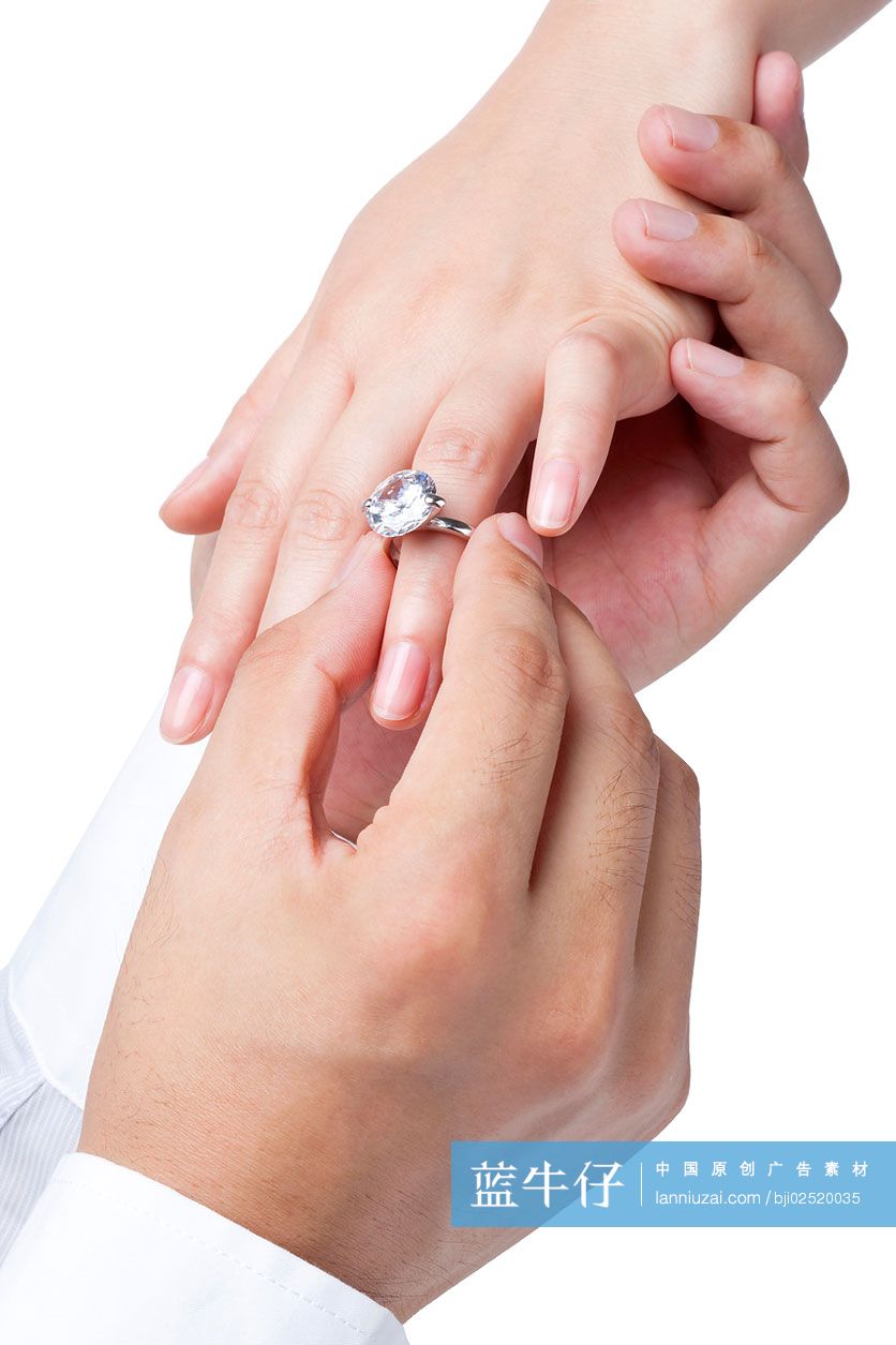 新郎给新娘戴钻戒