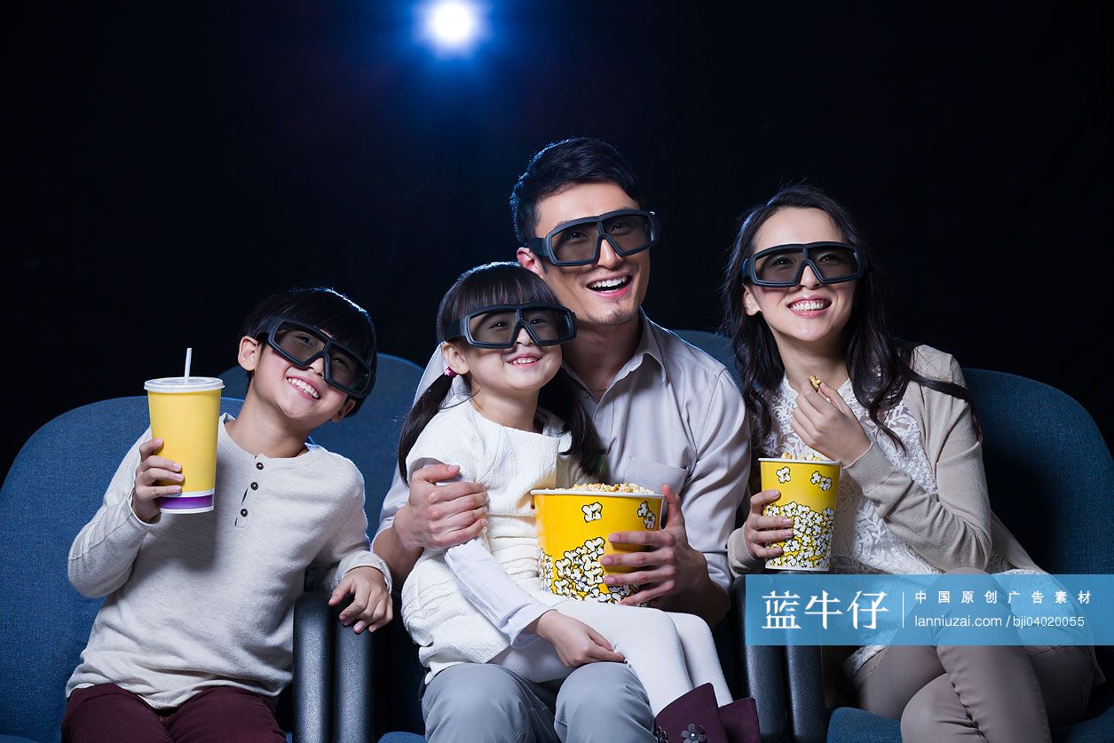 一家人在影院看3D电影