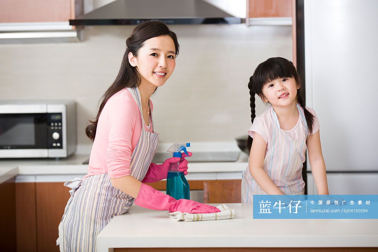 妈妈和女儿打扫厨房