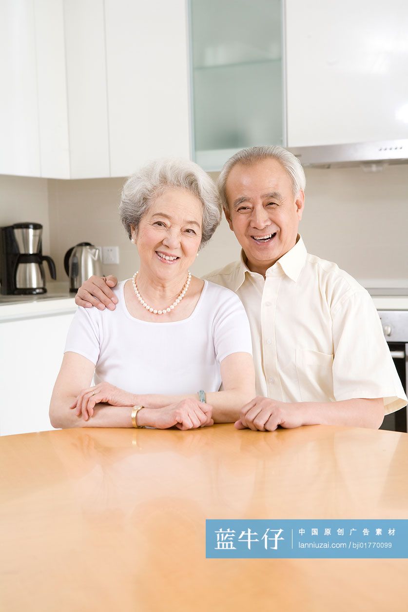 爷爷奶奶对着镜头微笑