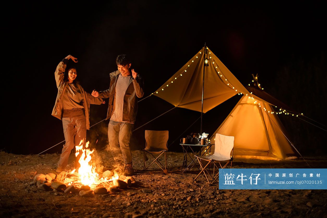 年轻情侣晚上在户外露营