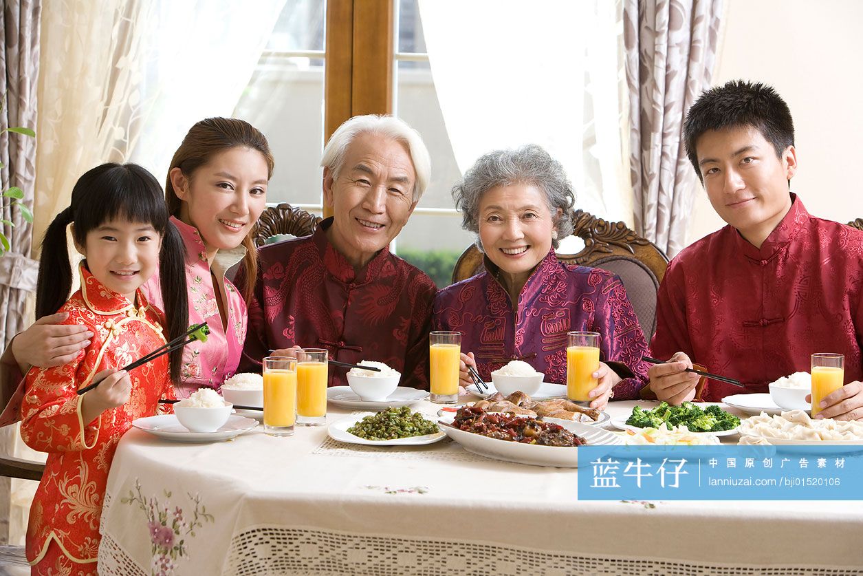 穿着唐装的三代同堂进餐