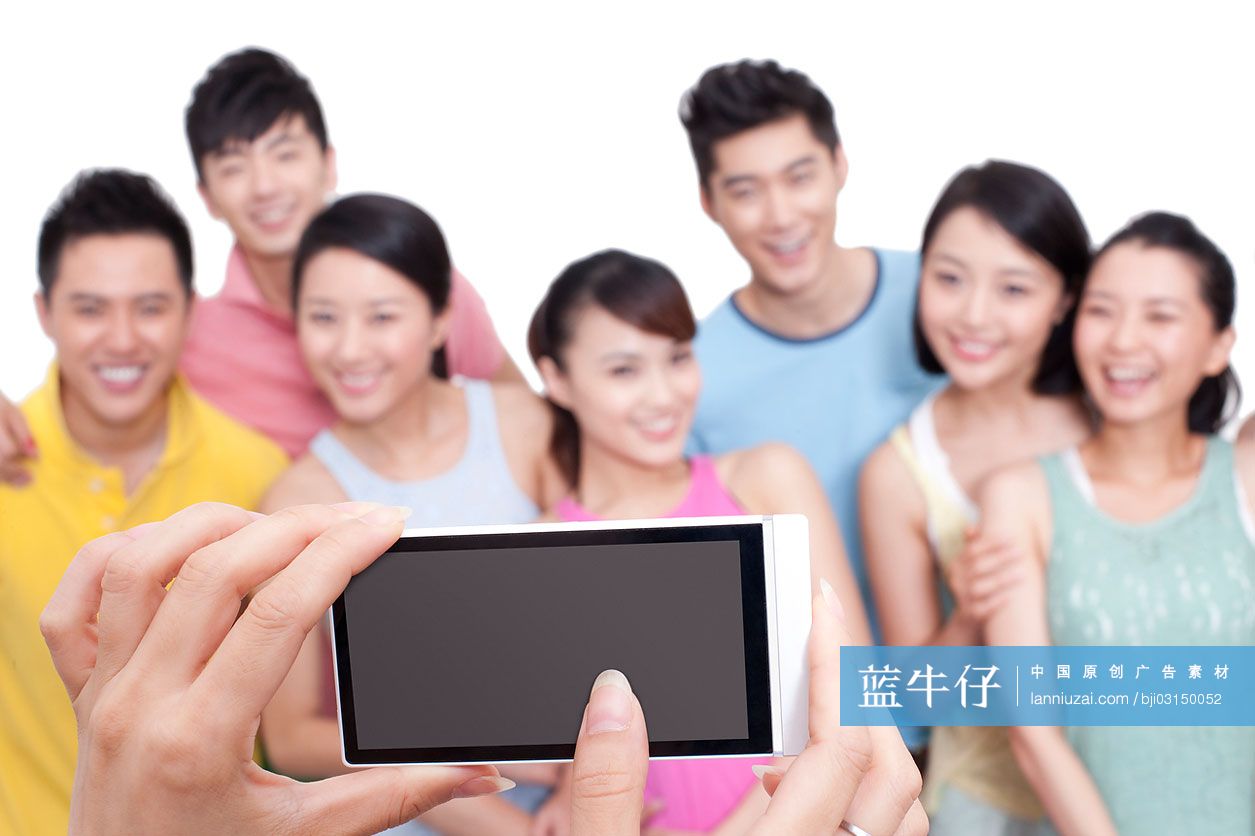 用手机给年轻人拍照