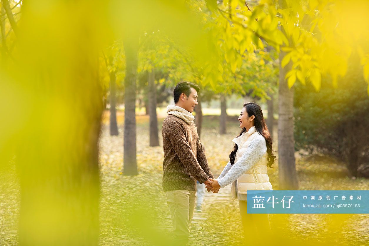 快乐的年轻情侣在树林里约会