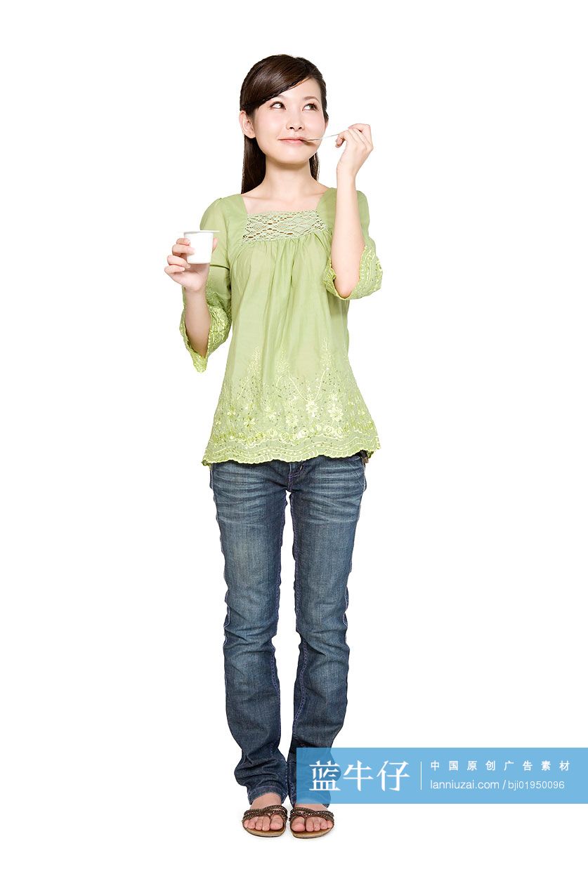 年轻女性喝酸奶