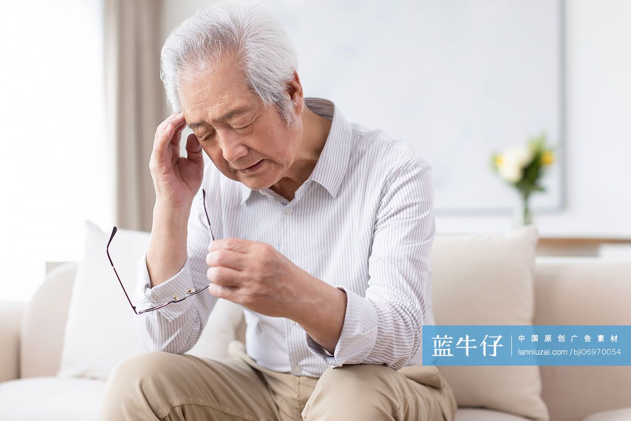 老年男子头疼