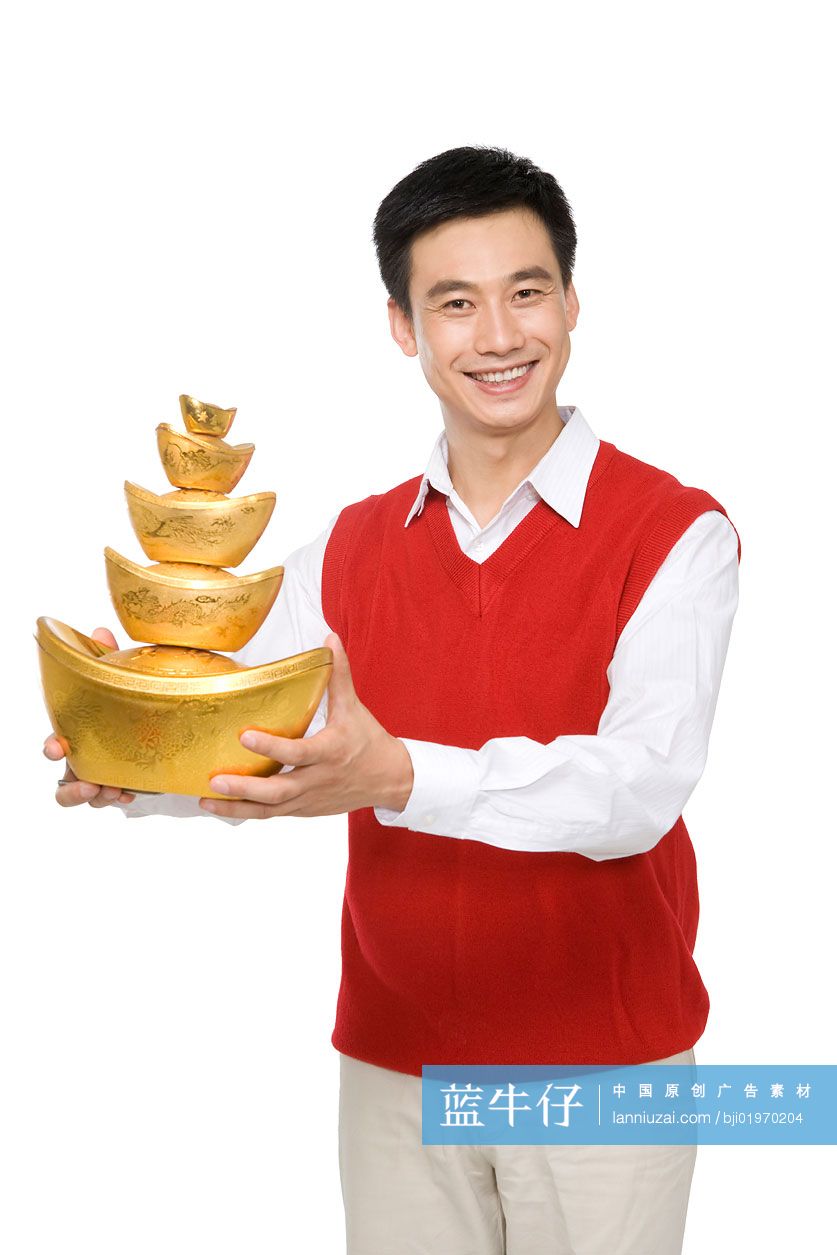 青年男子手捧元宝