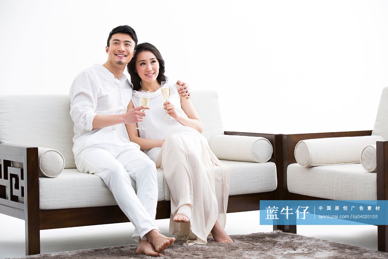 年轻夫妇与香槟