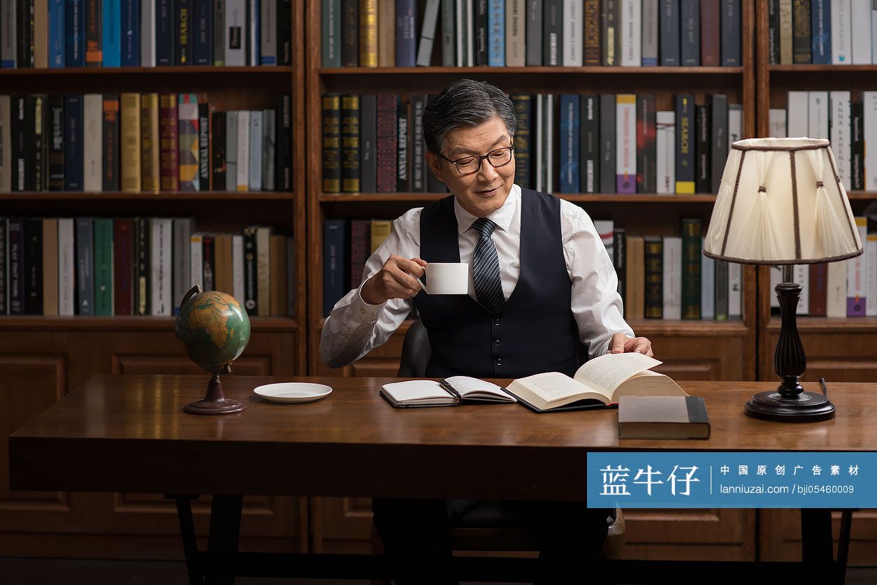 成功商务男士在书房读书