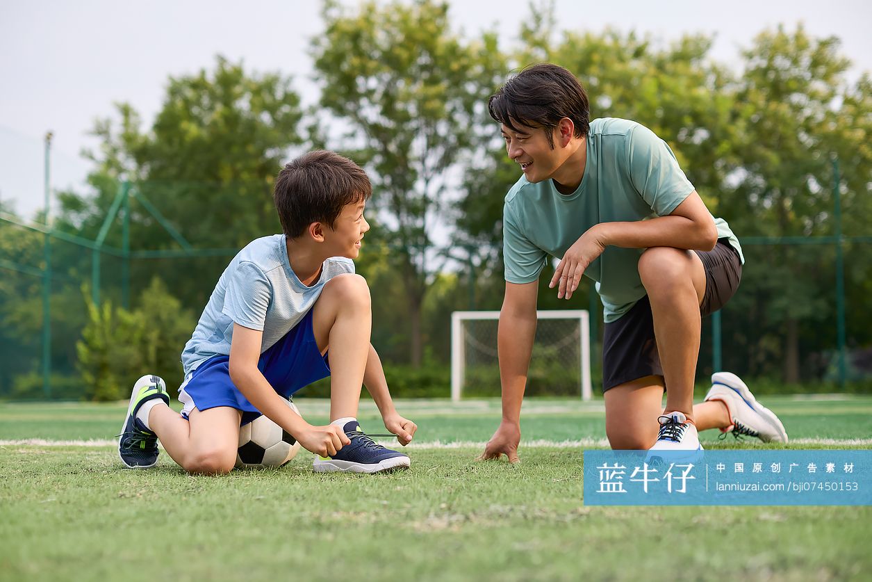 教练带孩子踢足球