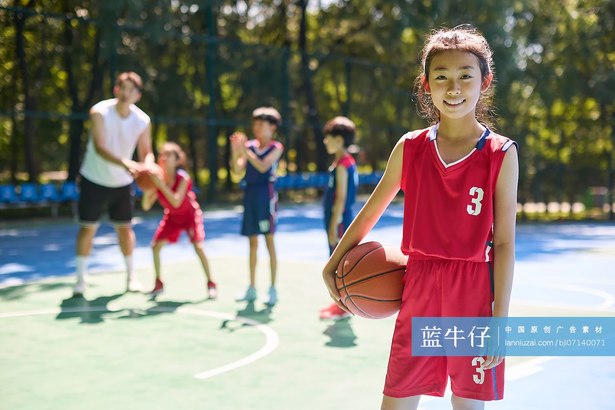 孩子们上篮球课