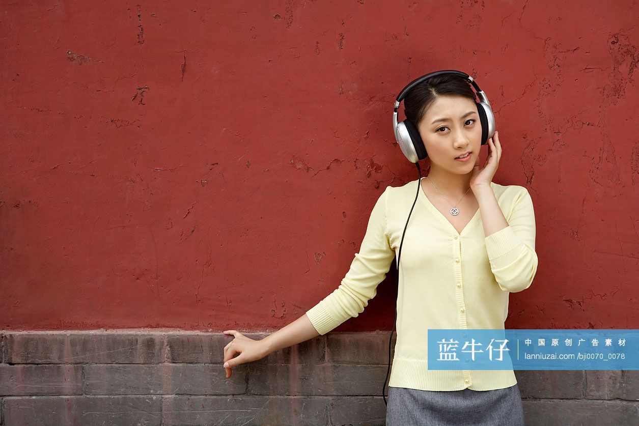 年轻女子听音乐