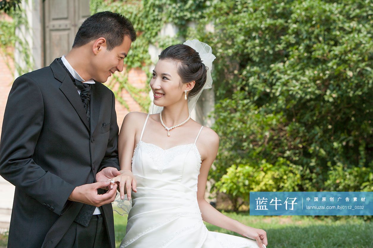 新郎给新娘戴戒指