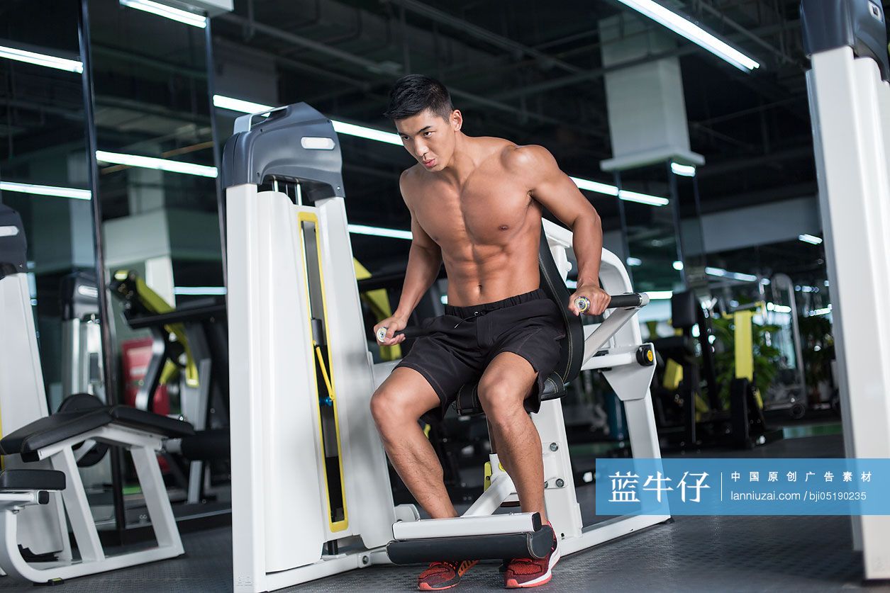 年轻男子在健身房健身