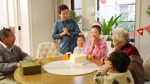 快乐家庭开生日派对