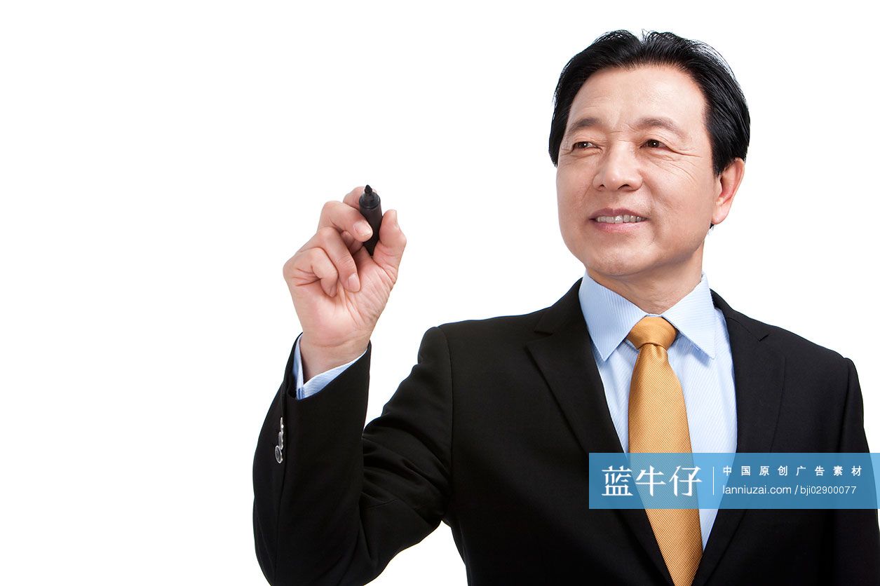 中年商务男士执笔书写