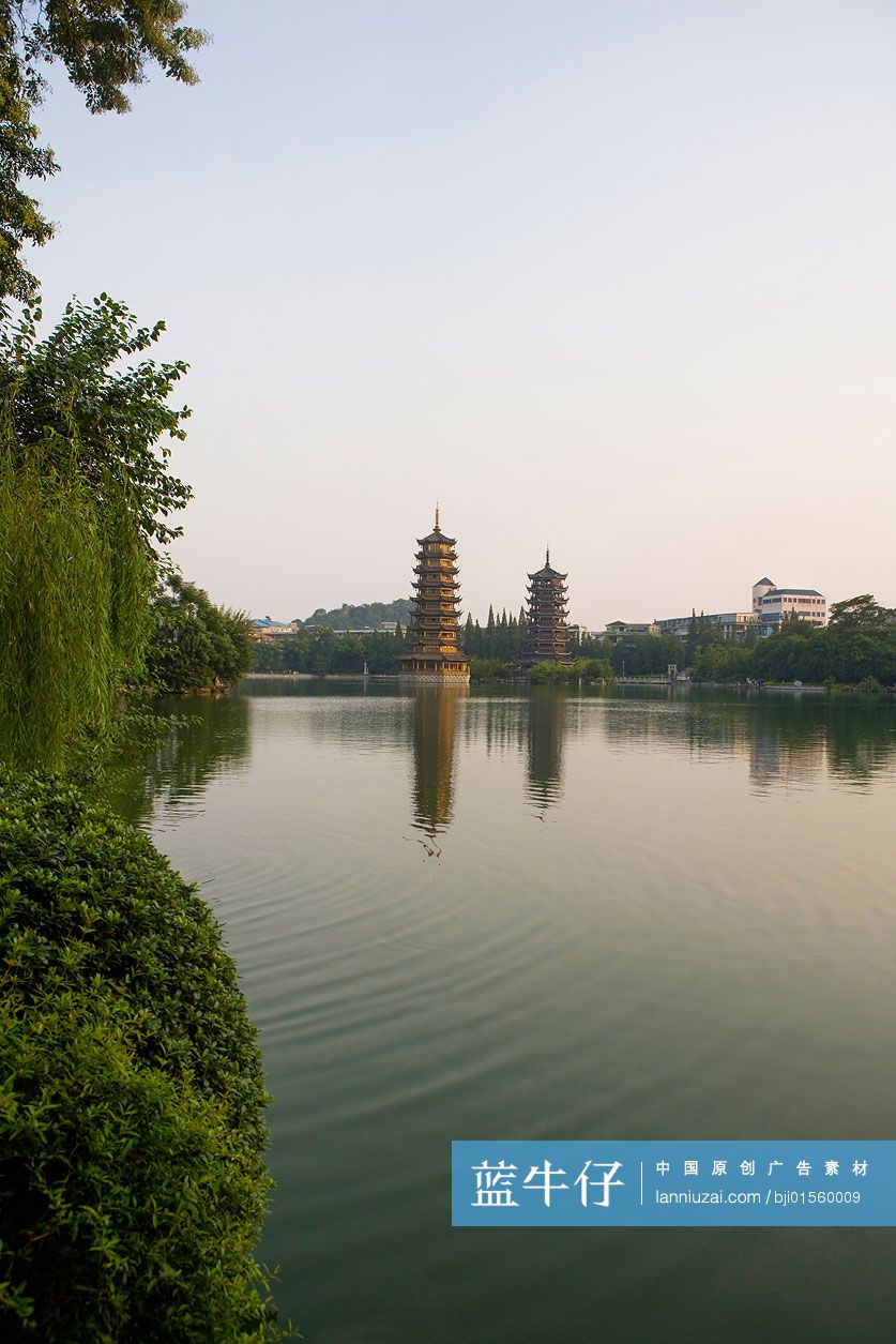 桂林杉湖日月双塔