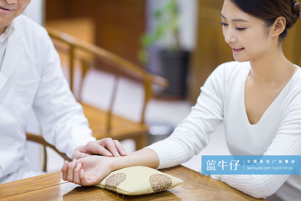 老中医给病人诊脉