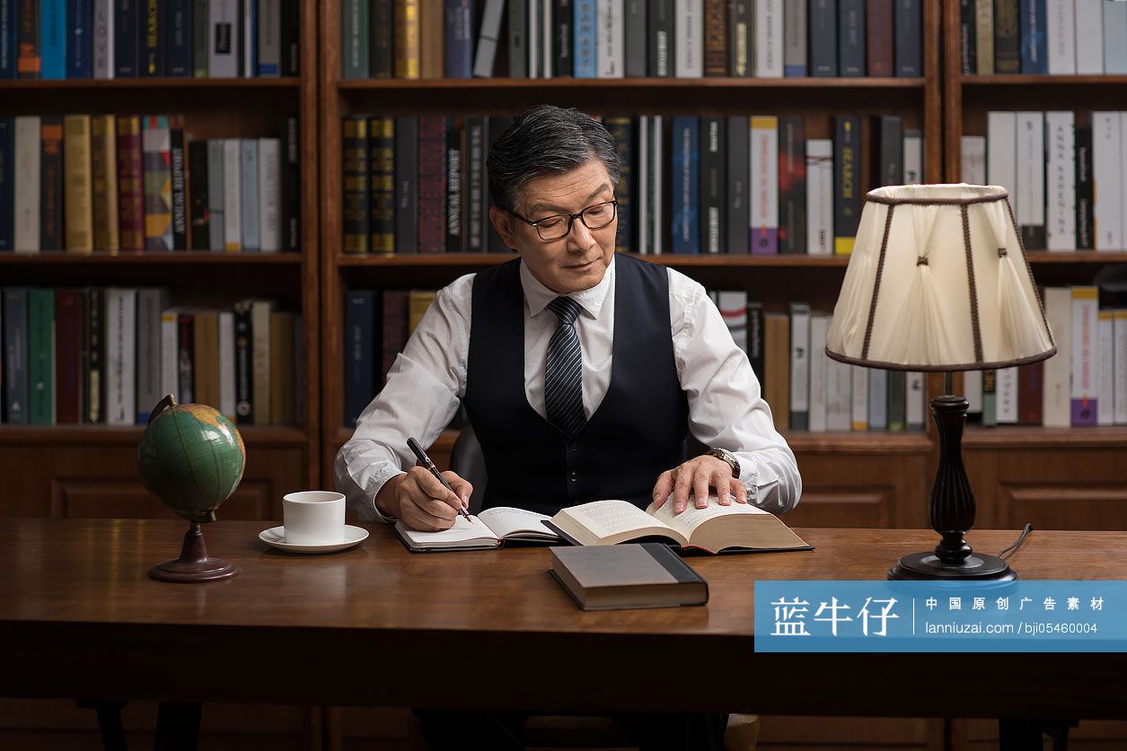 成功商务男士在书房读书