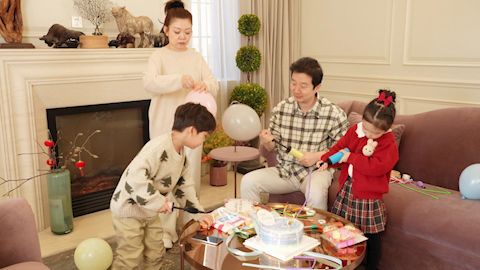 快乐家庭开生日派对